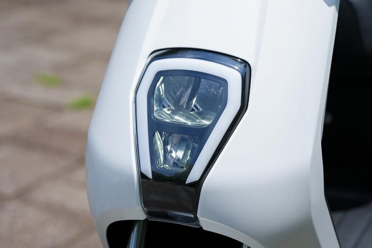 ホンダEM1e:|ヘッドライト|ホンダの電動バイク「EM1 e:」を公道で乗り回してみた! バッテリーはどれくらい持つ?【イーコン/STDモード切替でぜんぜん違う!】