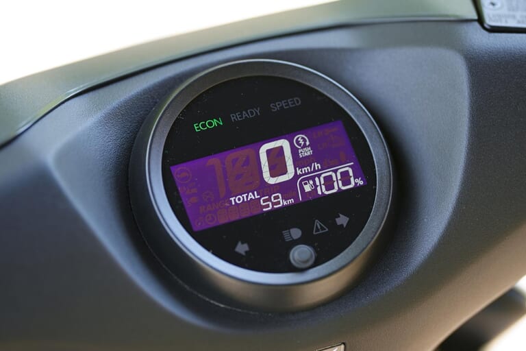 ホンダEM1e:|メーター|ホンダの電動バイク「EM1 e:」を公道で乗り回してみた! バッテリーはどれくらい持つ?【イーコン/STDモード切替でぜんぜん違う!】