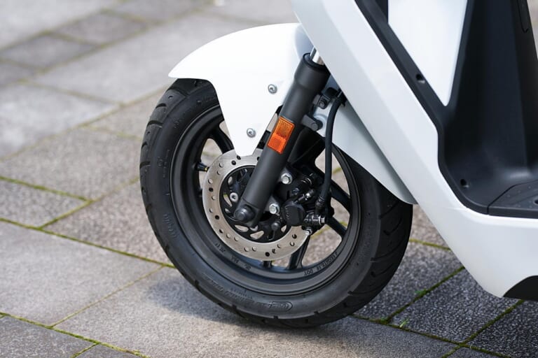 ホンダEM1e:|足まわり|ホンダの電動バイク「EM1 e:」を公道で乗り回してみた! バッテリーはどれくらい持つ?【イーコン/STDモード切替でぜんぜん違う!】