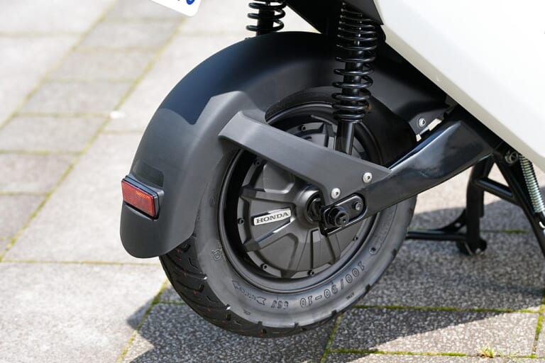 ホンダEM1e:|足まわり|ホンダの電動バイク「EM1 e:」を公道で乗り回してみた! バッテリーはどれくらい持つ?【イーコン/STDモード切替でぜんぜん違う!】
