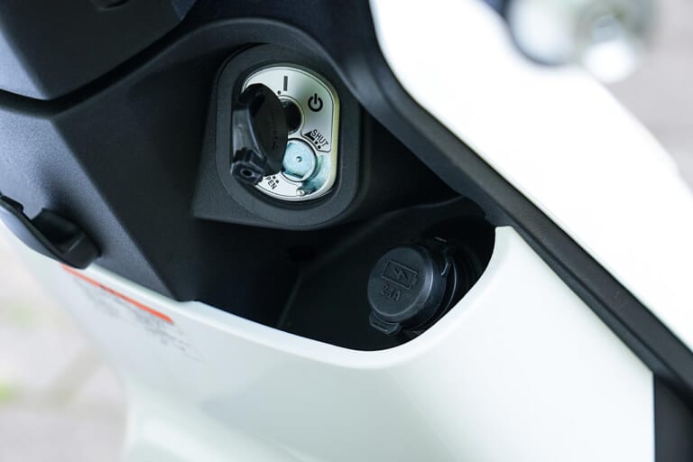 ホンダEM1e:|メインキー|ホンダの電動バイク「EM1 e:」を公道で乗り回してみた! バッテリーはどれくらい持つ?【イーコン/STDモード切替でぜんぜん違う!】