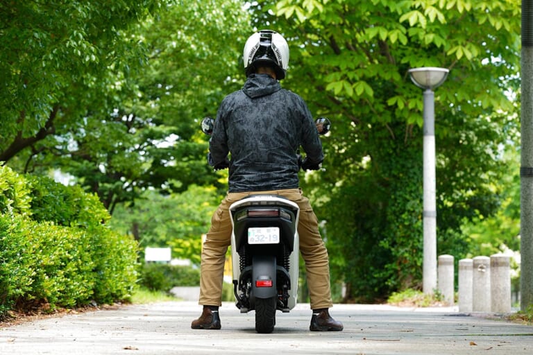 ホンダEM1e:|ライディングポジション|ホンダの電動バイク「EM1 e:」を公道で乗り回してみた! バッテリーはどれくらい持つ?【イーコン/STDモード切替でぜんぜん違う!】