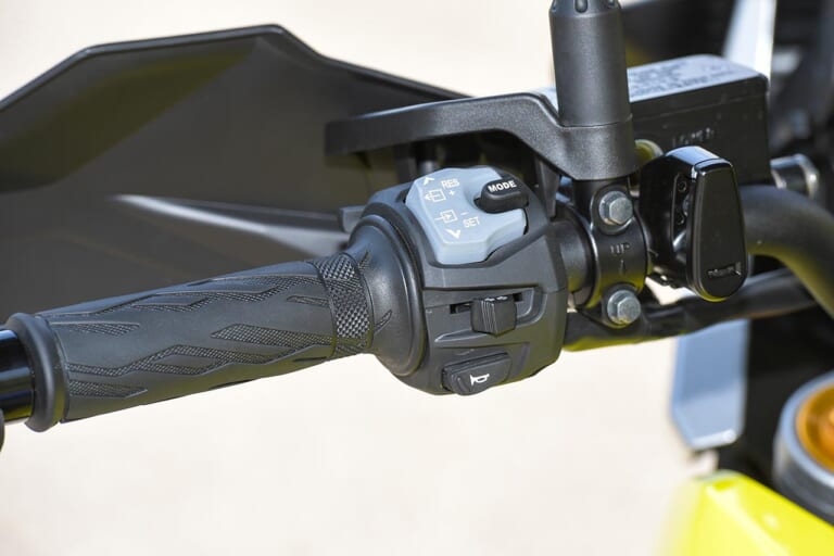 スズキVストローム1050DE|ハンドルまわり|スズキVストローム1050DE試乗インプレッション【怪鳥復活! 林道もイケる】