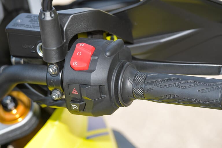 スズキVストローム1050DE|ハンドルまわり|スズキVストローム1050DE試乗インプレッション【怪鳥復活! 林道もイケる】