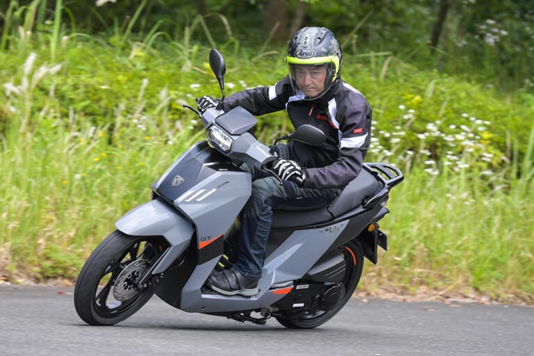 欧州の実用原付二種スクーター! プジョー ツイート125GT試乗インプレッション【段差をいなす華麗な大径車】