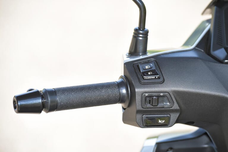 プジョー ツイート125GT|スイッチまわり|欧州の実用原付二種スクーター! プジョー ツイート125GT試乗インプレッション【段差をいなす華麗な大径車】
