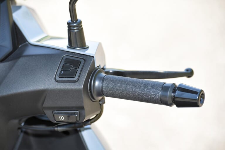 プジョー ツイート125GT|スイッチまわり|欧州の実用原付二種スクーター! プジョー ツイート125GT試乗インプレッション【段差をいなす華麗な大径車】