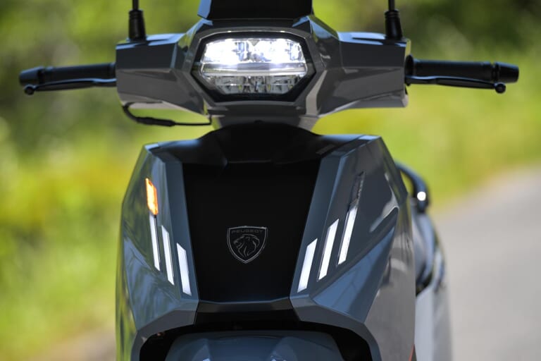 プジョー ツイート125GT|フロント|欧州の実用原付二種スクーター! プジョー ツイート125GT試乗インプレッション【段差をいなす華麗な大径車】