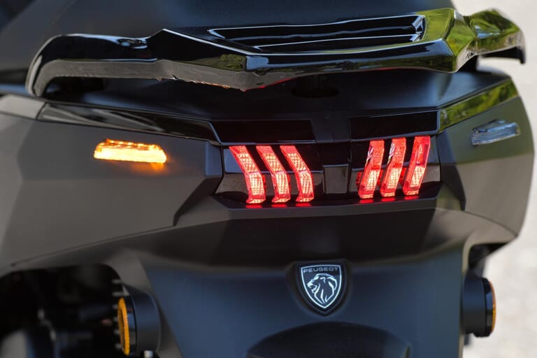 プジョー ツイート125GT|リヤ|欧州の実用原付二種スクーター! プジョー ツイート125GT試乗インプレッション【段差をいなす華麗な大径車】