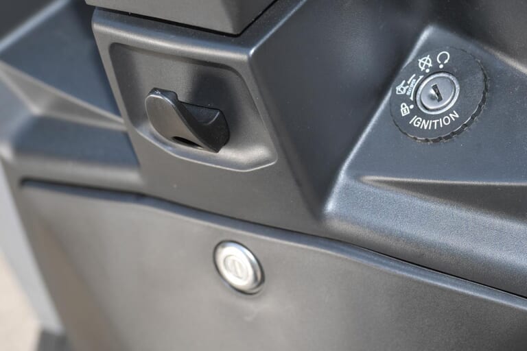 プジョー ツイート125GT|フロントまわり|欧州の実用原付二種スクーター! プジョー ツイート125GT試乗インプレッション【段差をいなす華麗な大径車】