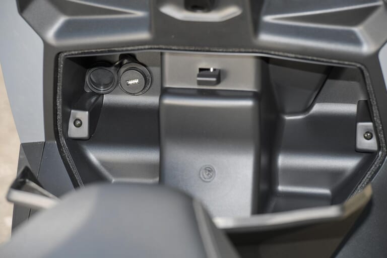 プジョー ツイート125GT|フロントまわり|欧州の実用原付二種スクーター! プジョー ツイート125GT試乗インプレッション【段差をいなす華麗な大径車】