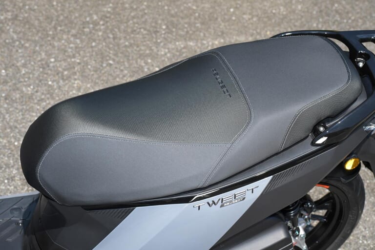 プジョー ツイート125GT|シート|欧州の実用原付二種スクーター! プジョー ツイート125GT試乗インプレッション【段差をいなす華麗な大径車】