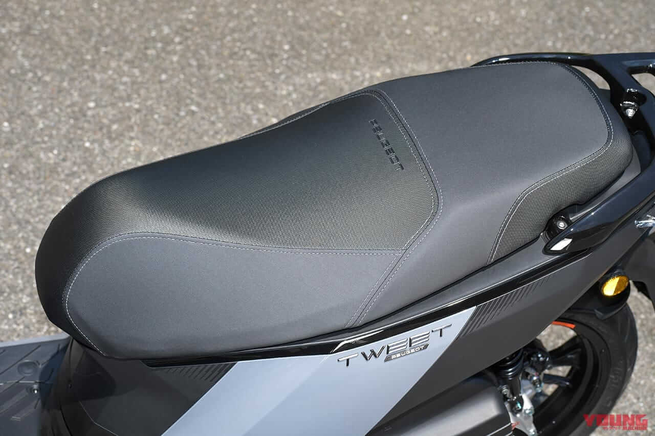 |欧州の実用原付二種スクーター! プジョー ツイート125GT試乗インプレッション【段差をいなす華麗な大径車】