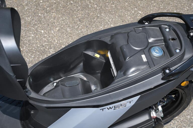 プジョー ツイート125GT|シート|欧州の実用原付二種スクーター! プジョー ツイート125GT試乗インプレッション【段差をいなす華麗な大径車】