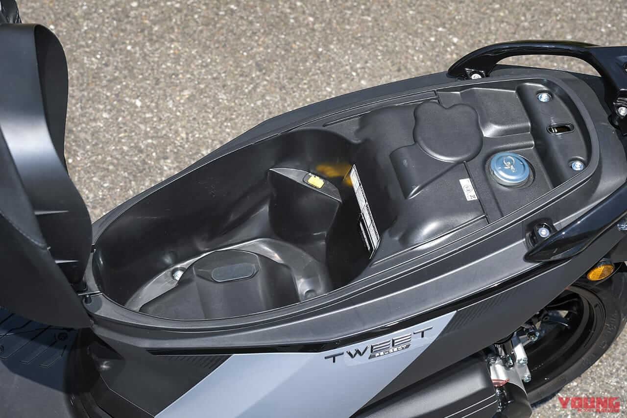 |欧州の実用原付二種スクーター! プジョー ツイート125GT試乗インプレッション【段差をいなす華麗な大径車】