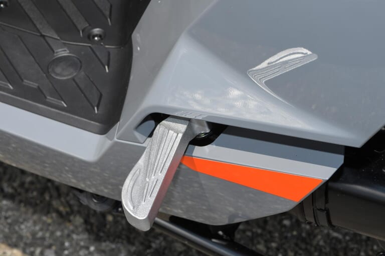 プジョー ツイート125GT|タンデムステップ|欧州の実用原付二種スクーター! プジョー ツイート125GT試乗インプレッション【段差をいなす華麗な大径車】