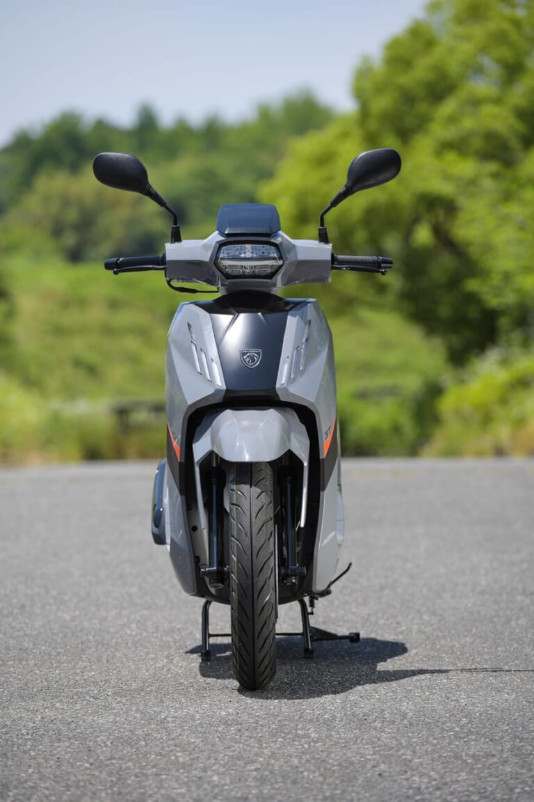 プジョー ツイート125GT|欧州の実用原付二種スクーター! プジョー ツイート125GT試乗インプレッション【段差をいなす華麗な大径車】