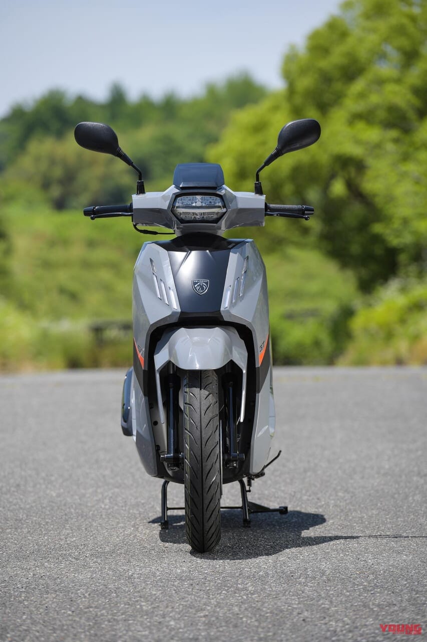 |欧州の実用原付二種スクーター! プジョー ツイート125GT試乗インプレッション【段差をいなす華麗な大径車】