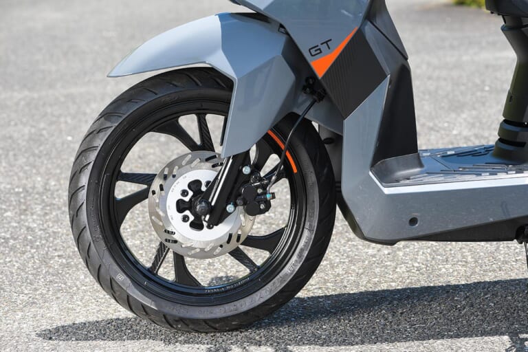 プジョー ツイート125GT|足まわり|欧州の実用原付二種スクーター! プジョー ツイート125GT試乗インプレッション【段差をいなす華麗な大径車】