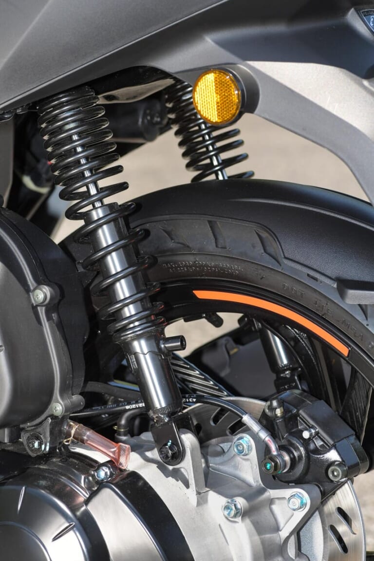 プジョー ツイート125GT|足まわり|欧州の実用原付二種スクーター! プジョー ツイート125GT試乗インプレッション【段差をいなす華麗な大径車】