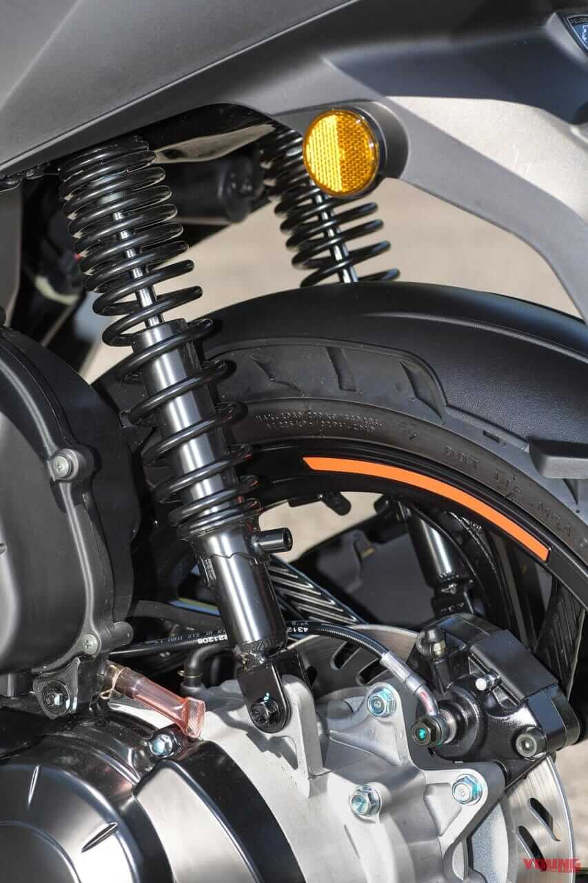 |欧州の実用原付二種スクーター! プジョー ツイート125GT試乗インプレッション【段差をいなす華麗な大径車】