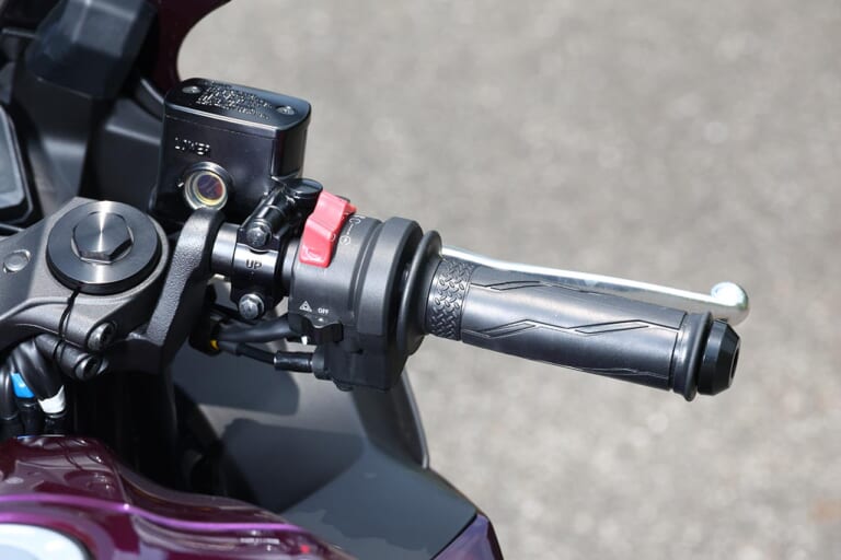 ヤマハYZF-R25ABS|フロントまわり|ヤマハ新型YZF-R25 試乗インプレッション【これぞ真のオールマイティ車だ!!】