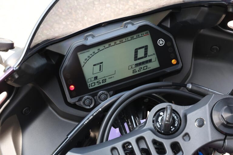 ヤマハYZF-R25ABS|メーター|ヤマハ新型YZF-R25 試乗インプレッション【これぞ真のオールマイティ車だ!!】