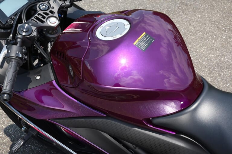 ヤマハYZF-R25ABS|燃料タンク|ヤマハ新型YZF-R25 試乗インプレッション【これぞ真のオールマイティ車だ!!】
