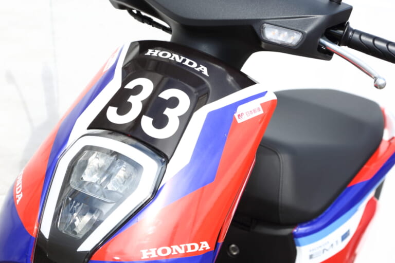 【SCOOP!?】鈴鹿8耐にホンダ「EM1 e:」ワークス仕様が登場! ゼッケン33で最高速30.0km/h超えだっ!!