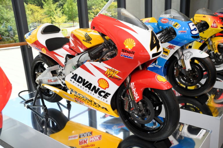 ホンダコレクションホール|二輪世界グランプリ Garage Collection|こんな台数、二度と揃わない?! 1978年以降のホンダGPレーサー展『二輪世界グランプリ Garage Collection』が凄い