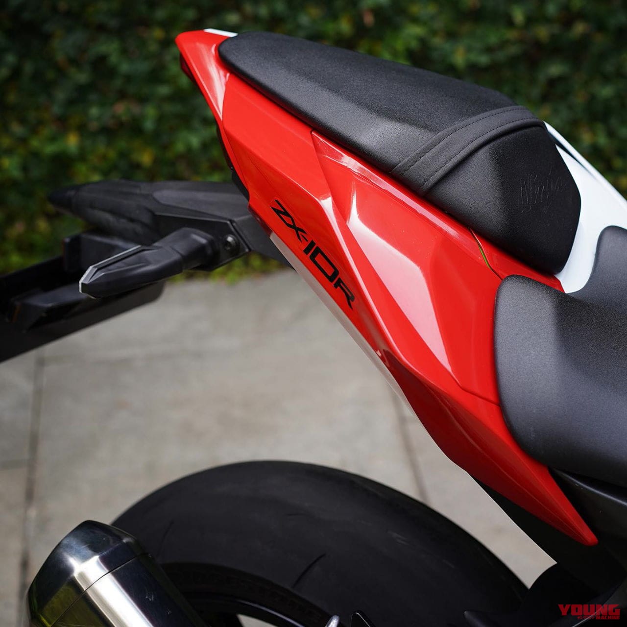 |カワサキ「ニンジャZX-10R」と「ニンジャZX-6R」がスペシャルカラーで独立記念日にパレードラン!【インドネシア】