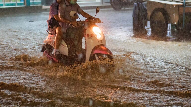[雨よりも“風”のほうが危ない!] 台風が来たらバイクに乗るのはあきらめよう（28ページ目）
