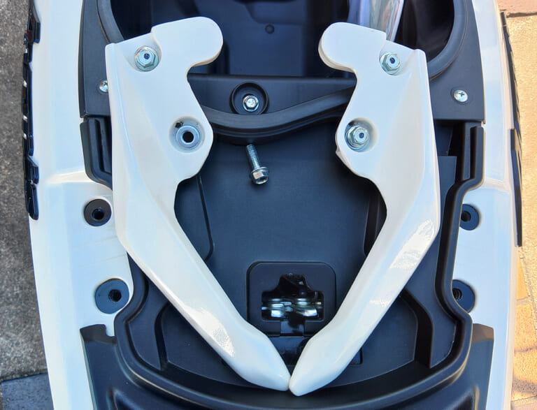 アヴェニスカスタム グラブバーネジ位置|愛車を便利にカスタム!【スズキ・アヴェニス125モニターレポート:その4】