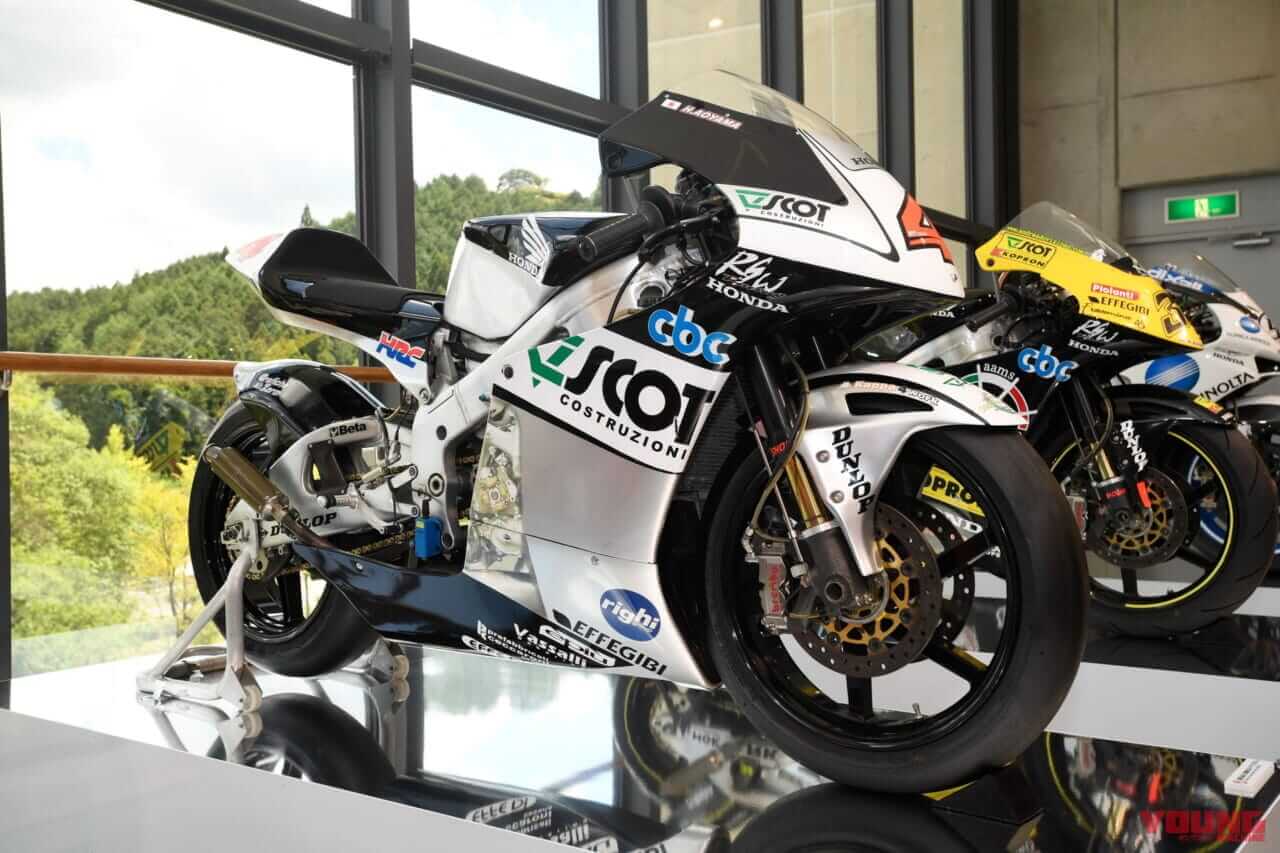 2009 RS250RW(NJBK) 青山博一|異端のエルフ、最後の2ストVツイン、最初のMotoGPレーサーに昂ぶる‼ “二輪世界グランプリ Garage Collection”