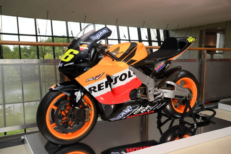 2002 RC211V(NV5A) バレンティーノ・ロッシ|異端のエルフ、最後の2ストVツイン、最初のMotoGPレーサーに昂ぶる‼ “二輪世界グランプリ Garage Collection”