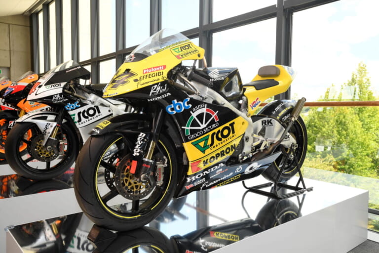 2007 RS250RW(NJBJ) アンドレア・ドビツィオーゾ|異端のエルフ、最後の2ストVツイン、最初のMotoGPレーサーに昂ぶる‼ “二輪世界グランプリ Garage Collection”