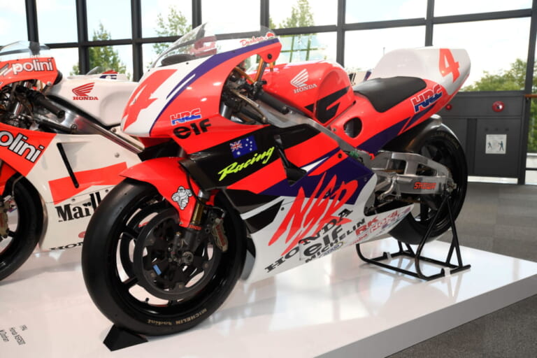 1994 NV0S ミック・ドゥーハン|18年で10回の王座を獲得した、ホンダ「NSR500」の変遷 “二輪世界グランプリ Garage Collection”