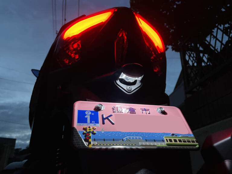 シグナスグリファス|ナンバー灯|LED|【新車バイク4台 モニターレポート】ヤマハ・シグナスグリファス編:その4「カスタム編」