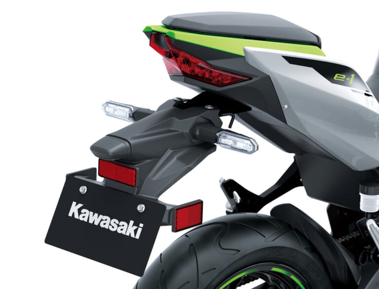 2024 KAWASAKI Z e-1 メタリックブライトシルバー×メタリックマットライムグリーン|カワサキZ e-1〈いま国内で買える新型バイクカタログ|原付二種(125-51cc)〉