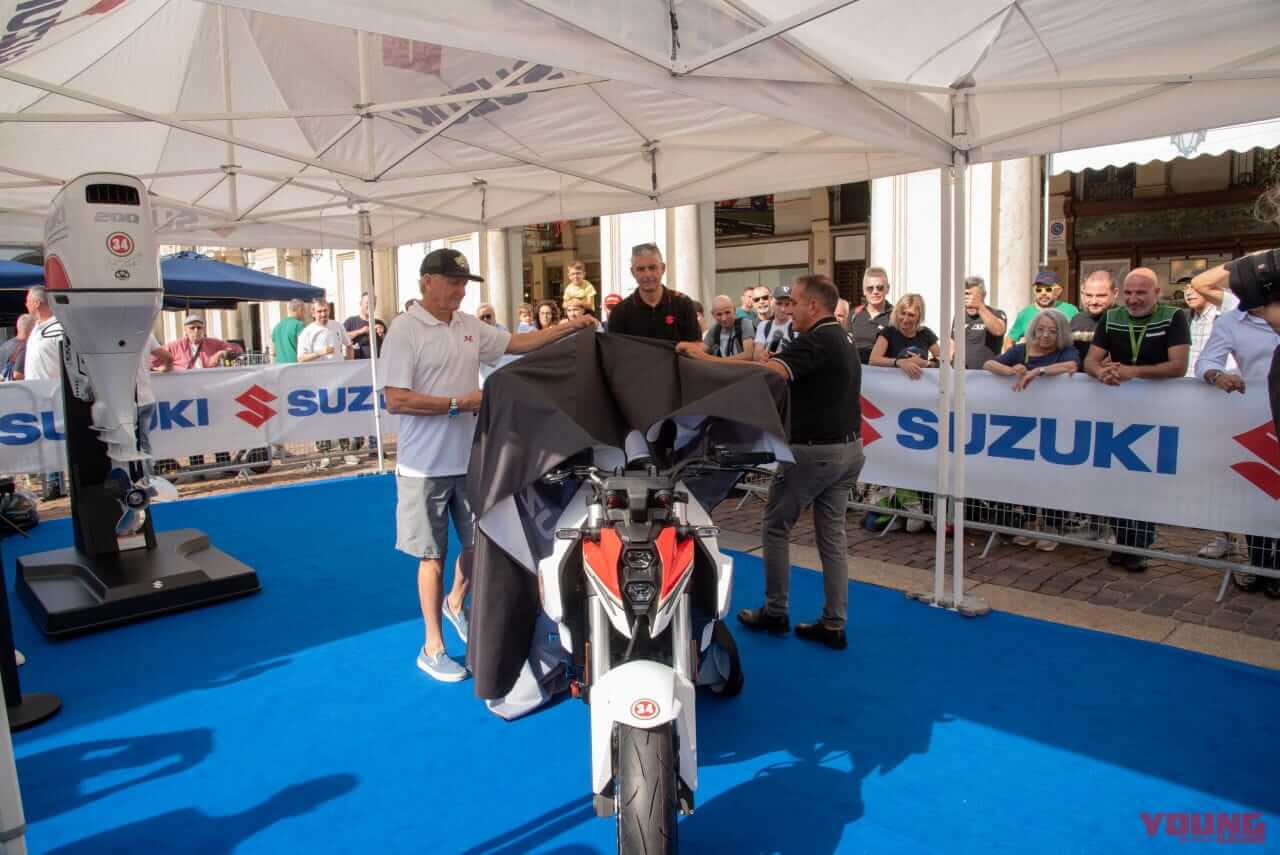 |【限定5台】ラッキーストライクカラーのスズキ「GSX-8S ケビン・シュワンツ エディション」登場! ゼッケン34の王座獲得から30周年【海外】