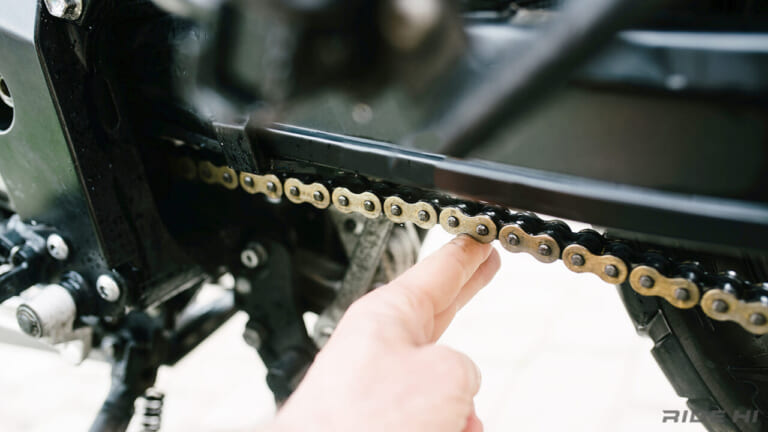 バイクチェーンのメンテナンスに要注意 張り過ぎはサスが縮まなくなる!?
