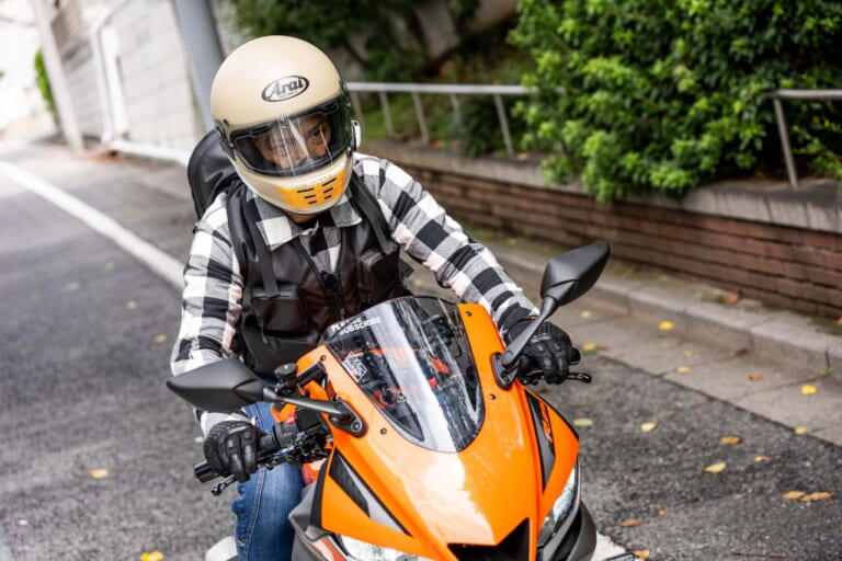 胸部＆脊椎プロテクターつきリュックがライダーの安全/積載問題を解決する!?【ワザあり! クラファンアイテム】