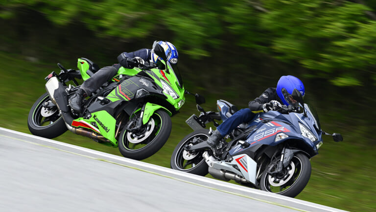 カワサキ ニンジャZX-25R SE・’23 vs ’22モデル新旧徹底比較テスト【進化型4気筒250ccの実力やいかに?】