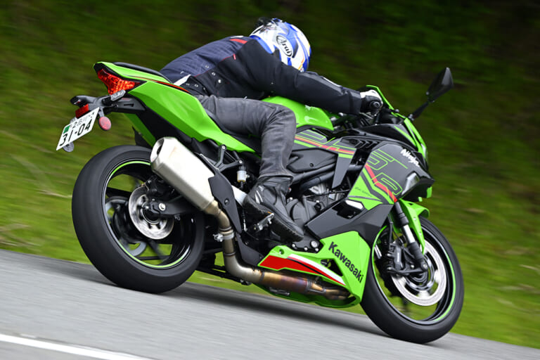 カワサキ ニンジャZX-25R SE KRTエディション|カワサキ ニンジャZX-25R SE・’23 vs ’22モデル新旧徹底比較テスト【進化型4気筒250ccの実力やいかに?】