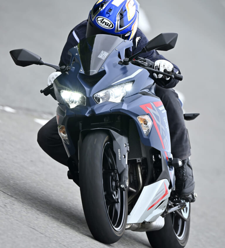 カワサキ ニンジャZX-25R SE|カワサキ ニンジャZX-25R SE・’23 vs ’22モデル新旧徹底比較テスト【進化型4気筒250ccの実力やいかに?】