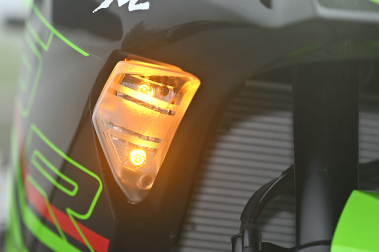 カワサキ ニンジャZX-25R SE|新旧比較テスト|ウインカー|カワサキ ニンジャZX-25R SE・’23 vs ’22モデル新旧徹底比較テスト【進化型4気筒250ccの実力やいかに?】