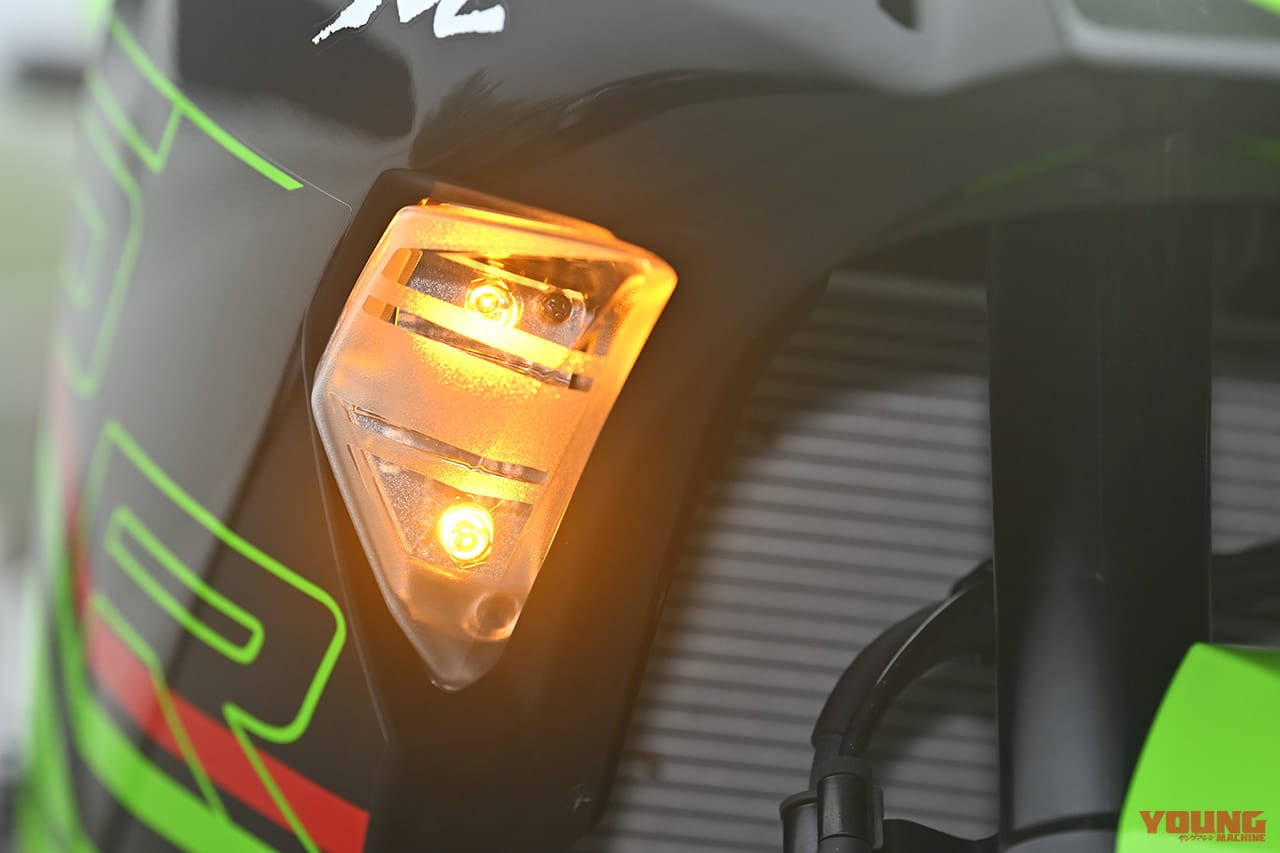 カワサキ ニンジャZX-25R SE|新旧比較テスト|ウインカー|カワサキ ニンジャZX-25R SE・’23 vs ’22モデル新旧徹底比較テスト【進化型4気筒250ccの実力やいかに?】