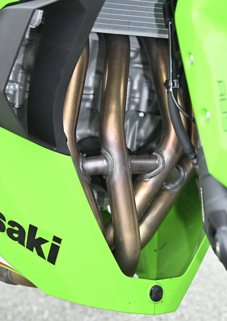 カワサキ ニンジャZX-25R SE|新旧比較テスト|エキゾーストパイプ|カワサキ ニンジャZX-25R SE・’23 vs ’22モデル新旧徹底比較テスト【進化型4気筒250ccの実力やいかに?】