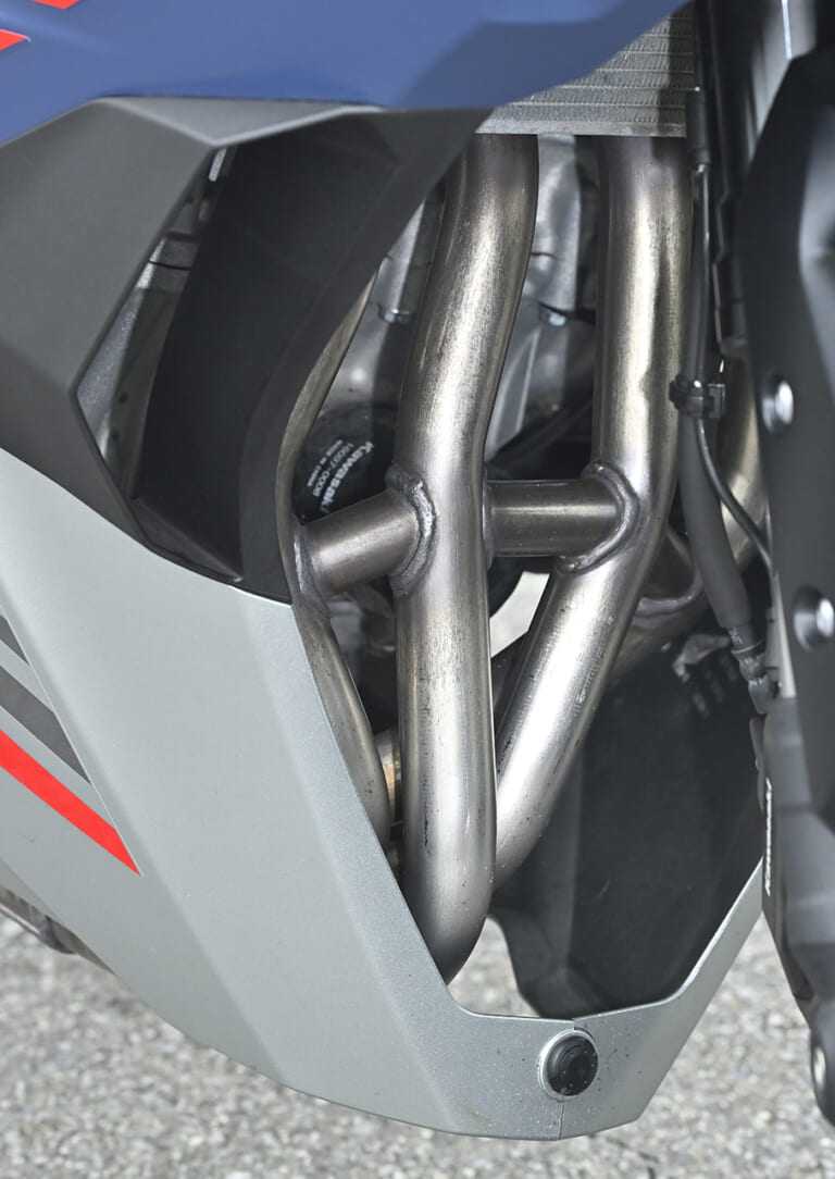 カワサキ ニンジャZX-25R SE|新旧比較テスト|エキゾーストパイプ|カワサキ ニンジャZX-25R SE・’23 vs ’22モデル新旧徹底比較テスト【進化型4気筒250ccの実力やいかに?】