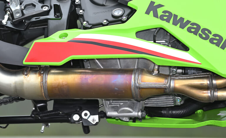 カワサキ ニンジャZX-25R SE|新旧比較テスト|サイレンサー|カワサキ ニンジャZX-25R SE・’23 vs ’22モデル新旧徹底比較テスト【進化型4気筒250ccの実力やいかに?】